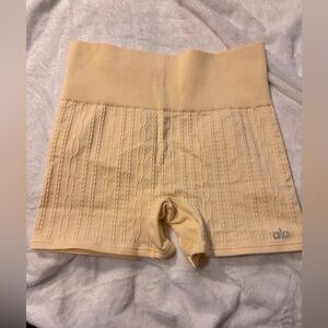 ALO Yoga Women's Yellow Cable Knot shorts 
Size small